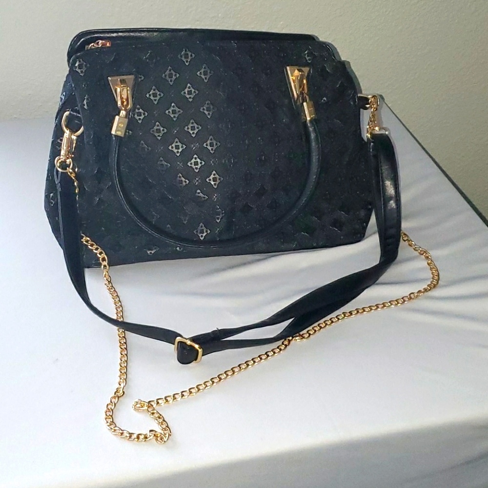 Les Boerlb black purse with gold chain strap